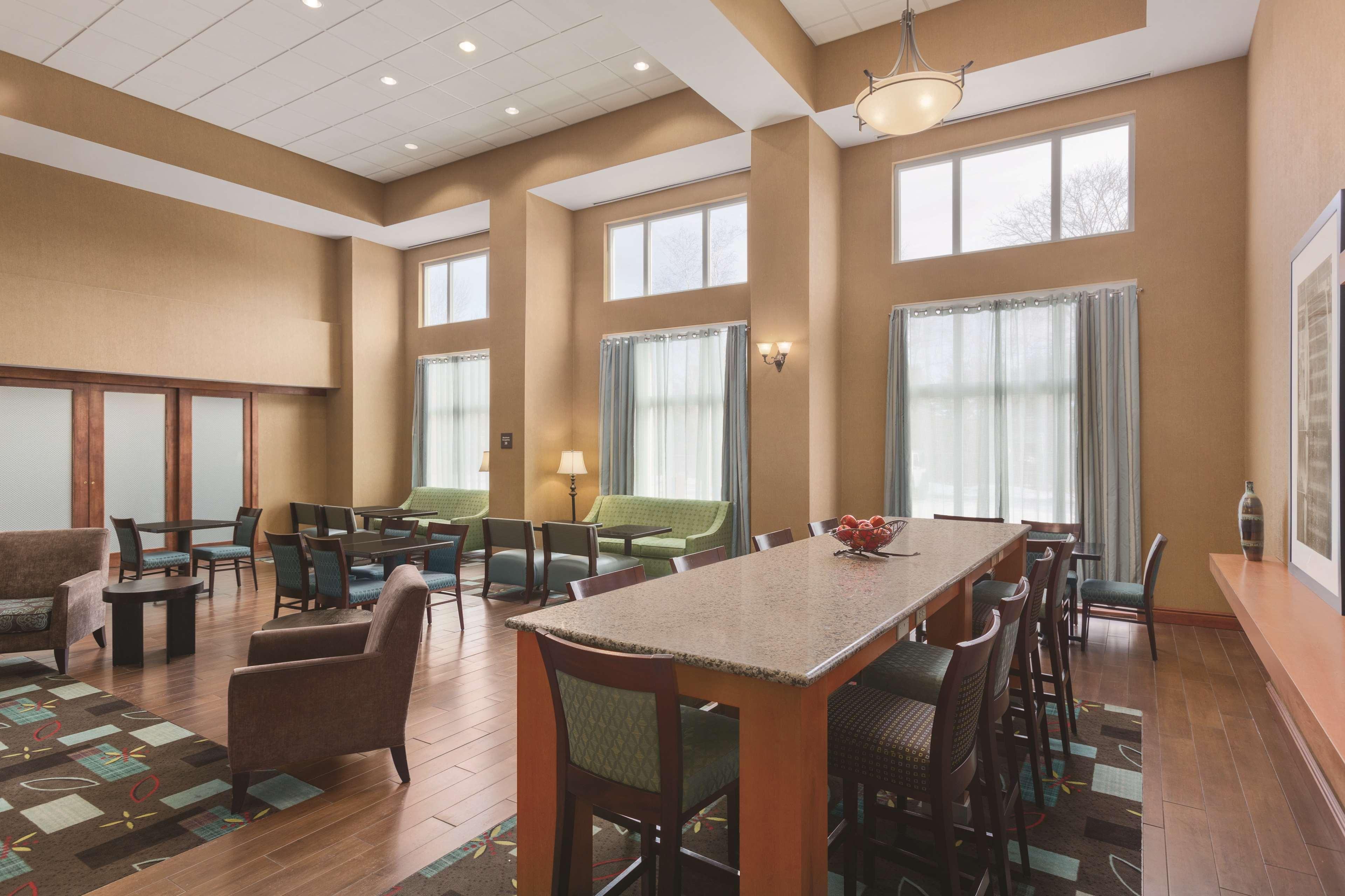 Hampton Inn & Suites Greenfield Ngoại thất bức ảnh